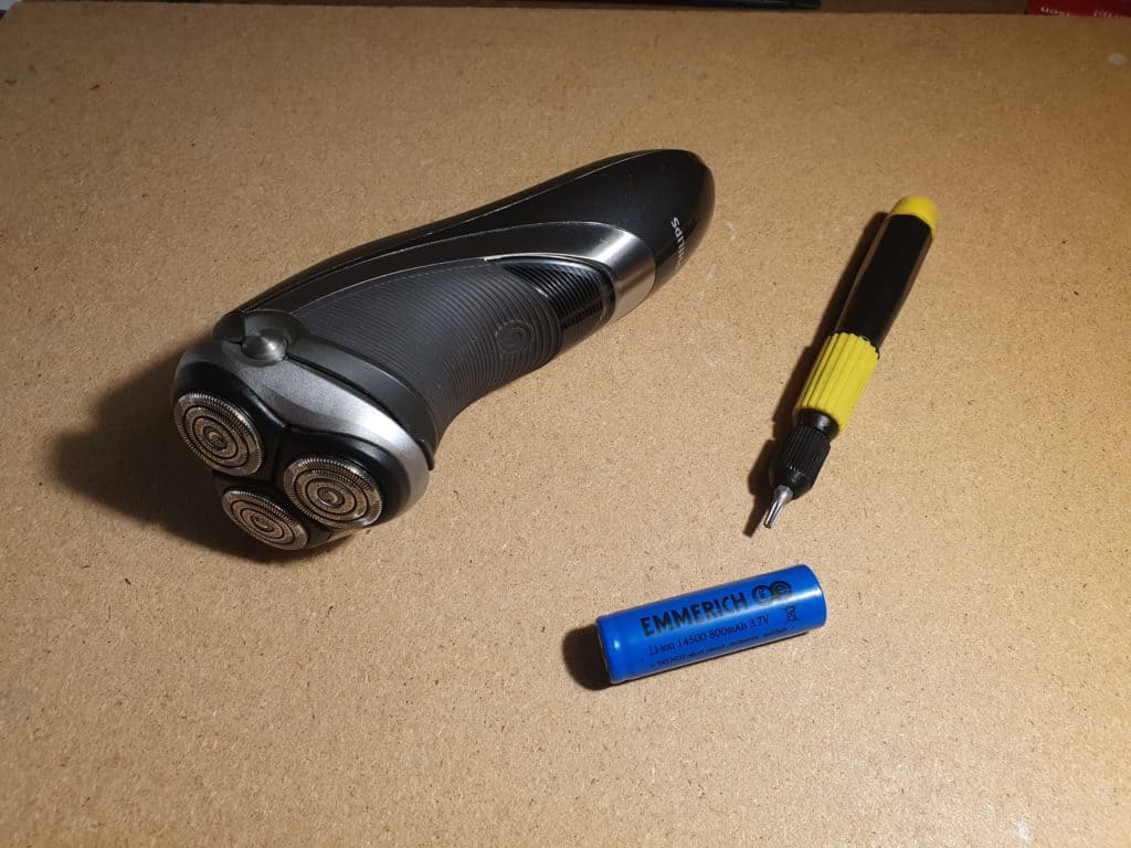 Elektrorasierer mit Ersatzakku und Schraubenzieher