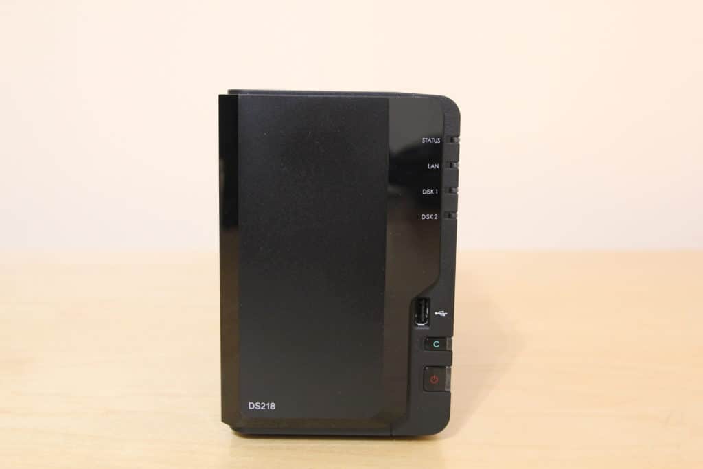 Frontabdeckung der DS218 entfernen