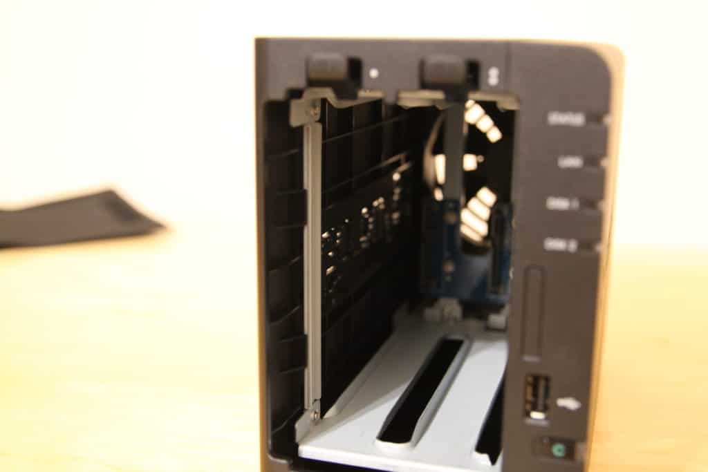 Zwei Clips auf der linken Seite lösen und gleichzeitig den linken Seitenteil nach hinten schieben.