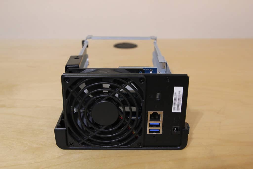 Vier Schrauben des Lüftergitters enfernen