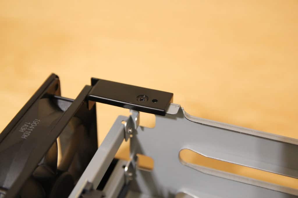 Letzte Schraube lockern und Halterung entfernen