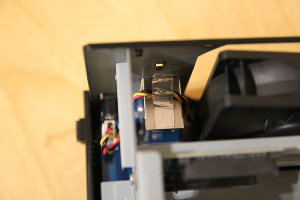 Klebeband entfernen und Lüfter abstecken