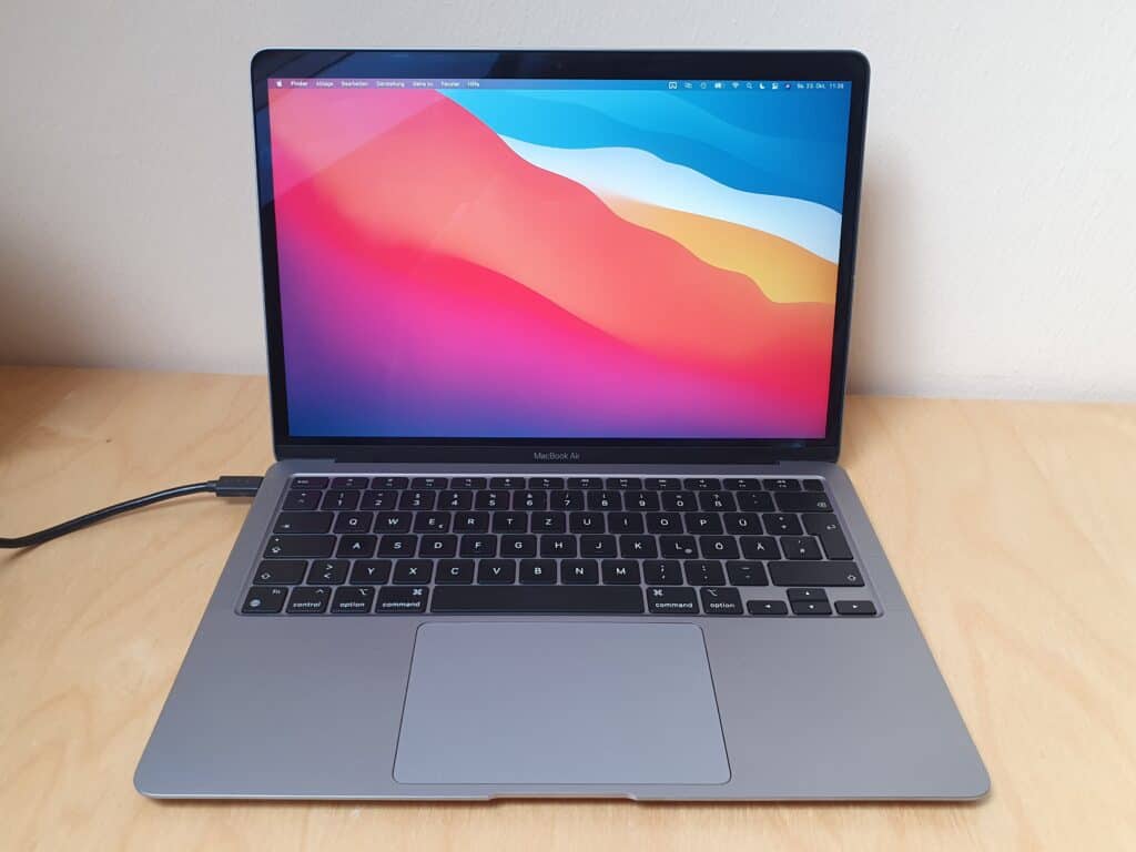 MacBook Air M1 mit USB-C/Thunderbolt 3 Kabel