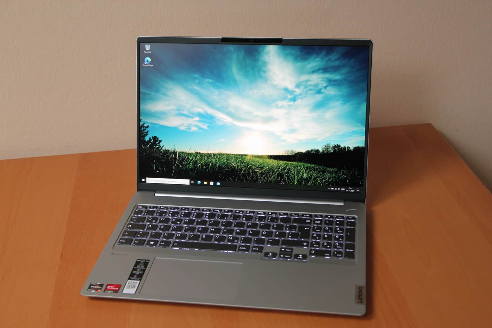 Eingeschaltetes Lenovo Ideapad 5 Pro 16