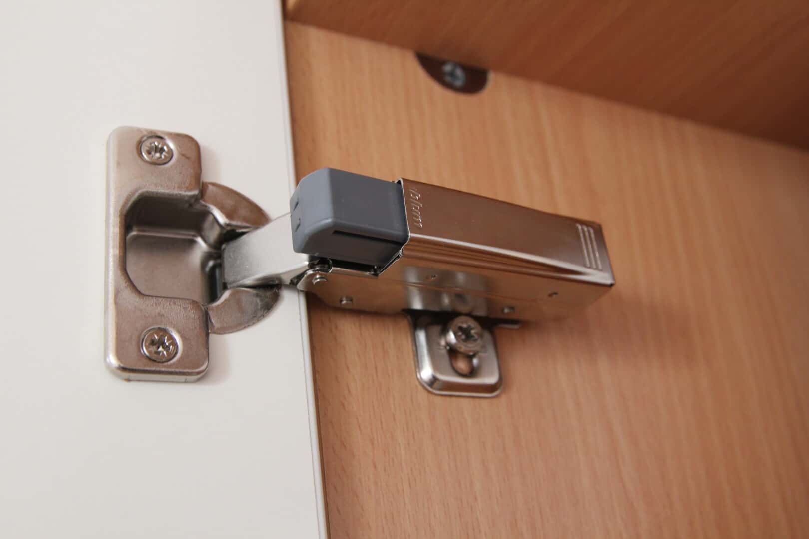 Kastenscharnier mit Blum Soft-Close Aufsatz